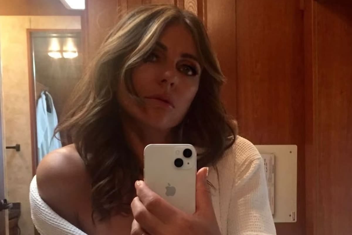 Vuelve Beverly Fisher: Elizabeth Hurley arranca el segundo round en The Burbs con un anillo que dio que hablar
