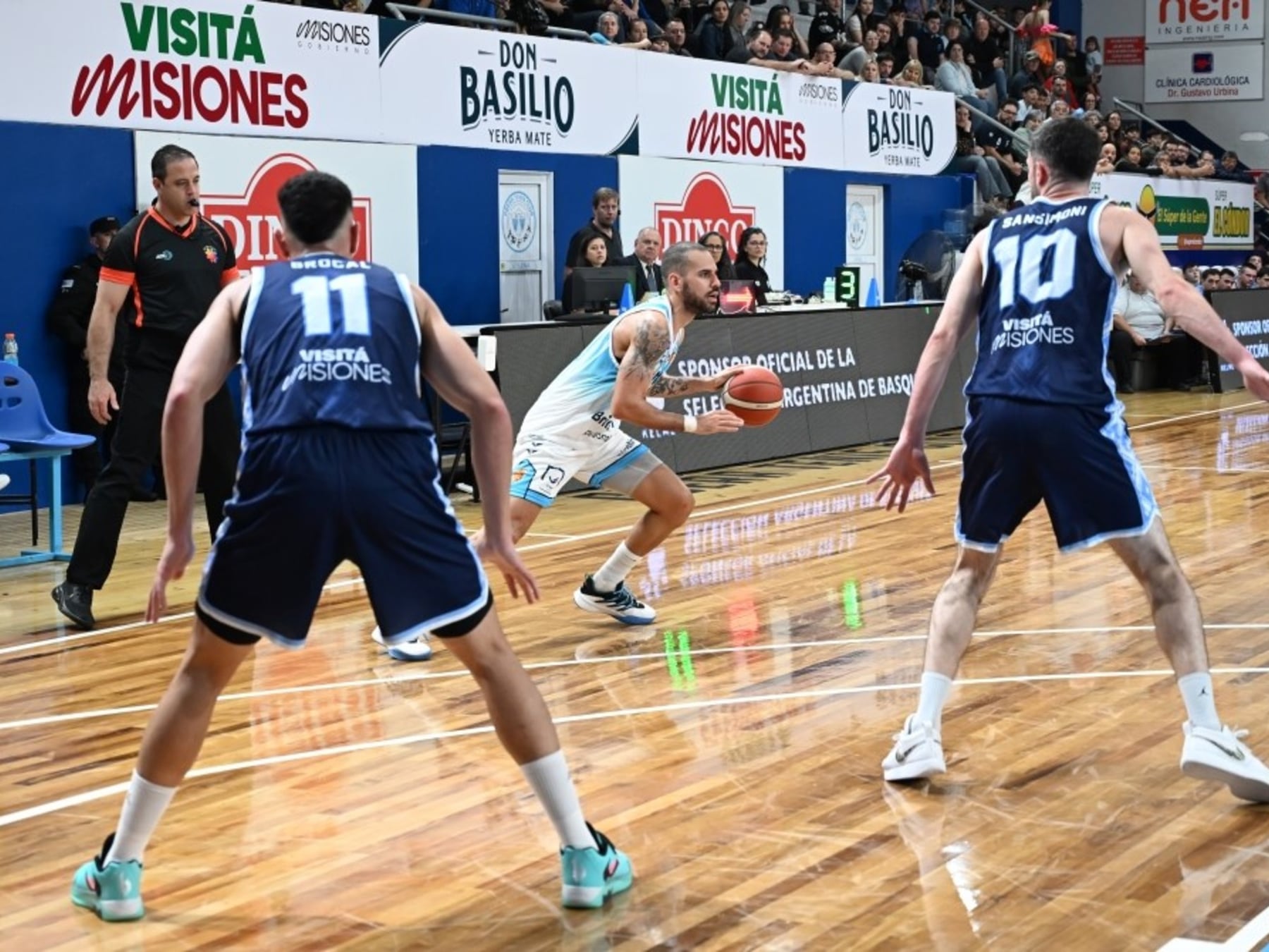 Racing de Chivilcoy le ganó al calor, al público y al aro de Oberá, que se quedó en cero