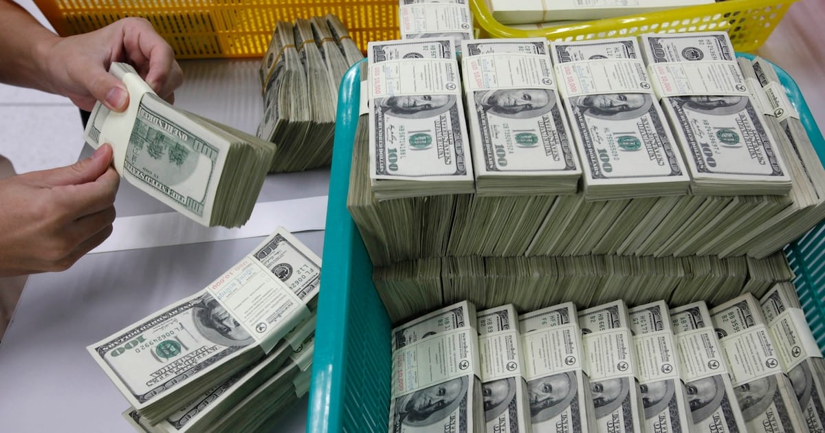 El dólar cerró la rueda del jueves sin cambios en el segmento minorista y con una leve suba en el mayorista