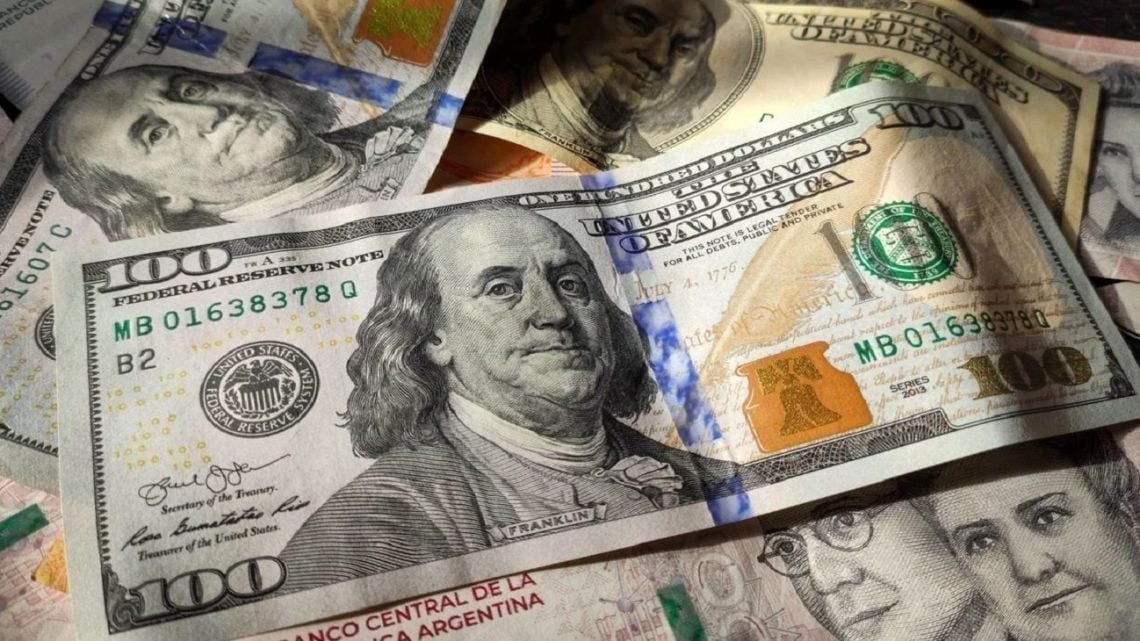 El dólar blue cedió cinco pesos en una rueda sin grandes sobresaltos y la brecha con el oficial se mantiene en quince