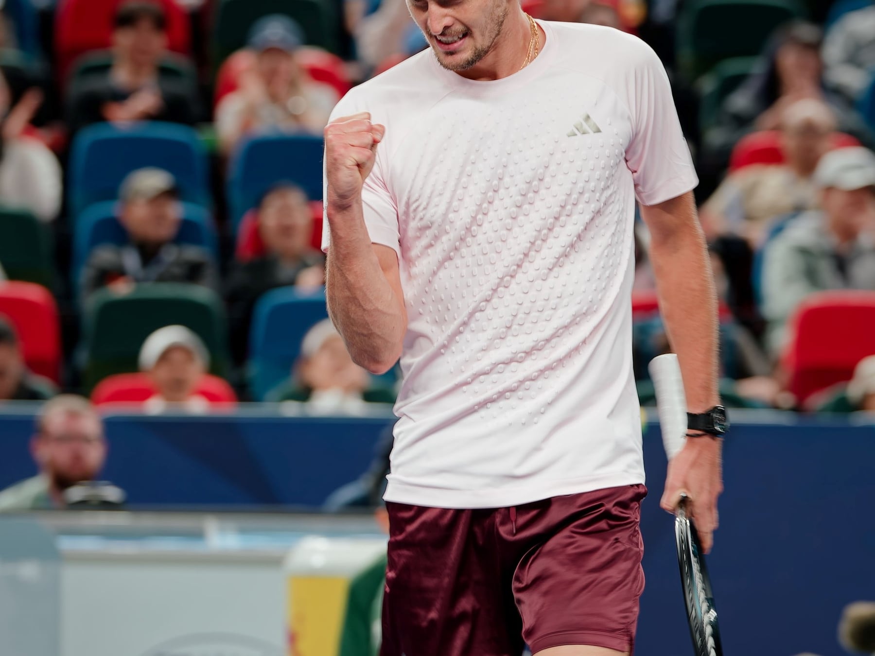 Zverev pasó la aplanadora en Shanghái y va por la semis: el gigante alemán no negocia su lugar entre los cuatro mejores