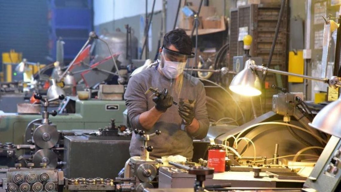 Manufactura con más de cuatro de cada diez puntos de capacidad ociosa y un mercado laboral que se informaliza