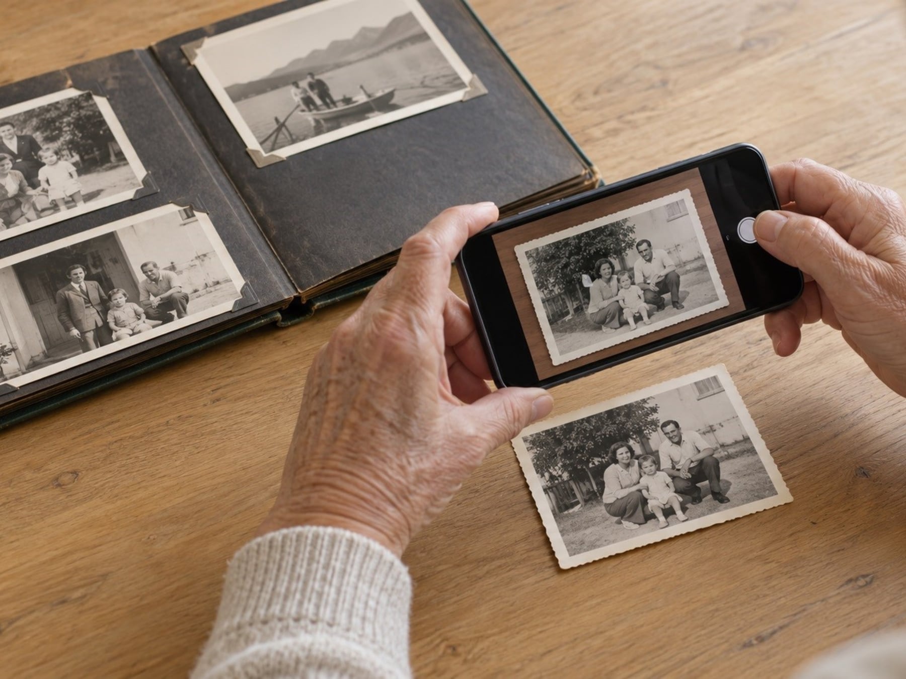 De la caja de zapatos al celular: cómo salvar tus fotos viejas sin volverte loco