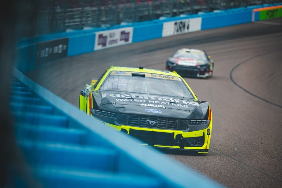 Blaney voló en Phoenix y dejó a Larson en el pozo: el campeón arranca complicadísimo