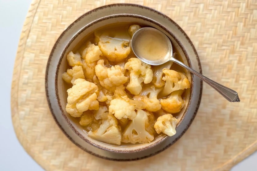 Coliflor en trozos sobre caldo aromático: la sopa que reniega de la licuadora