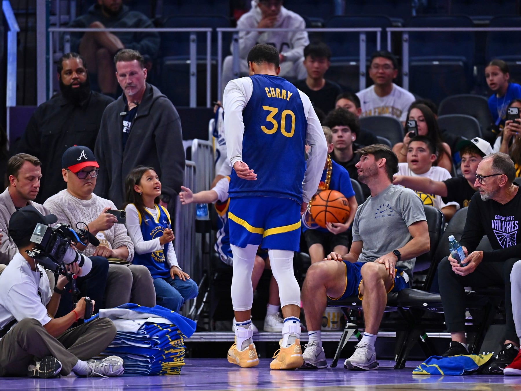 El Doctor Curry atiende su propio tobillo: firmó y se dobló en el mismo dia