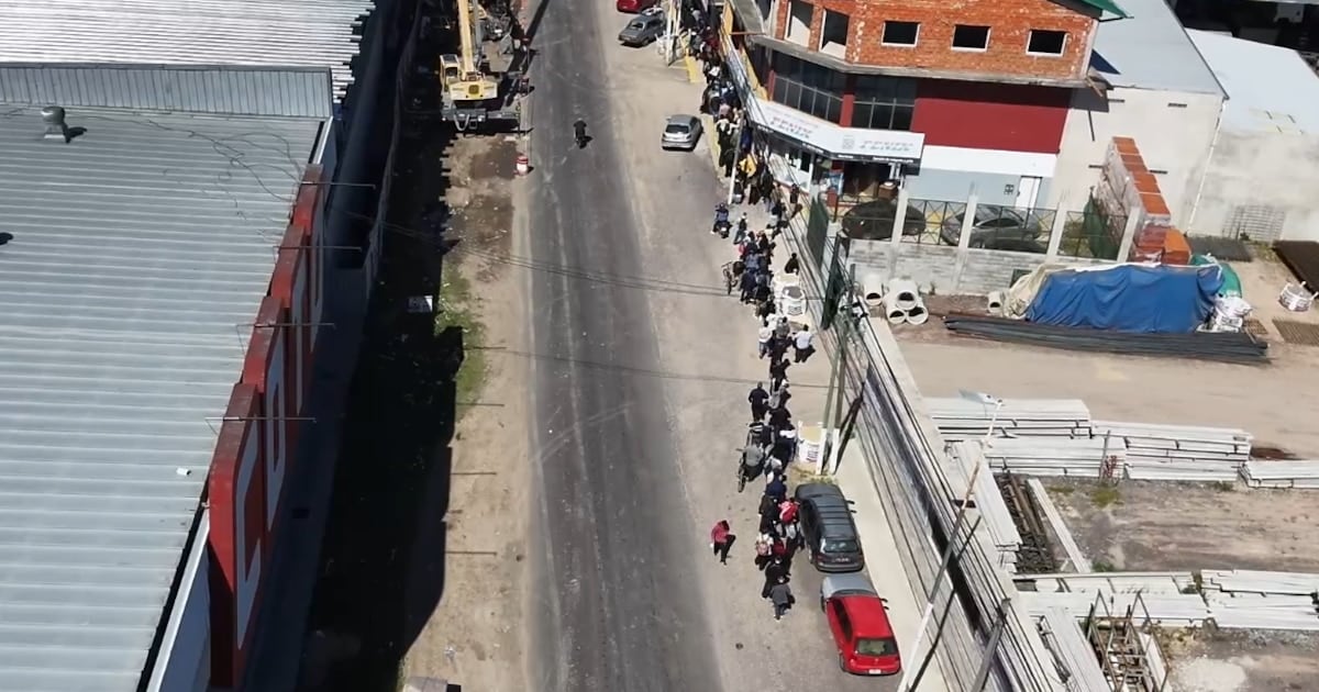 La fila que dejó al descubierto la precariedad: más de diez cuadras para pelear por 40 puestos en Ezeiza