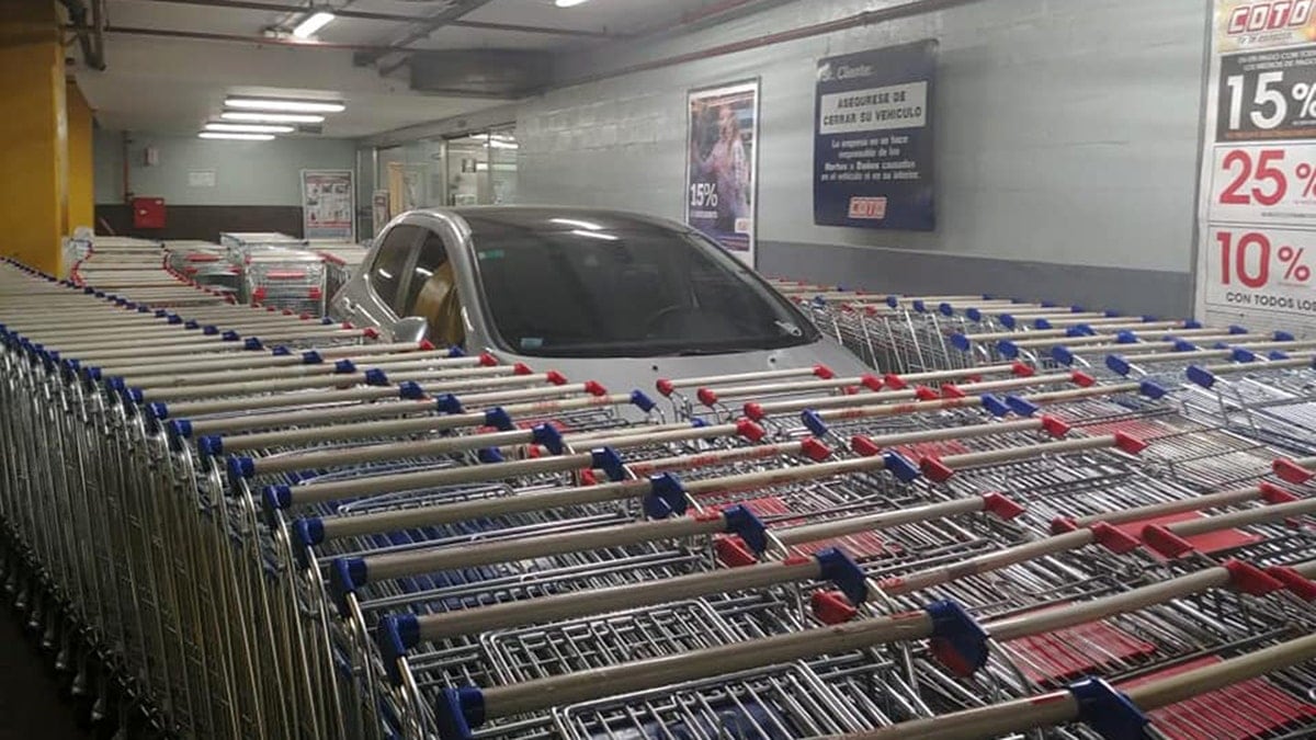 Supermercados en rojo: las compras llevan más de un año en caída y los productos básicos se adueñan del changuito
