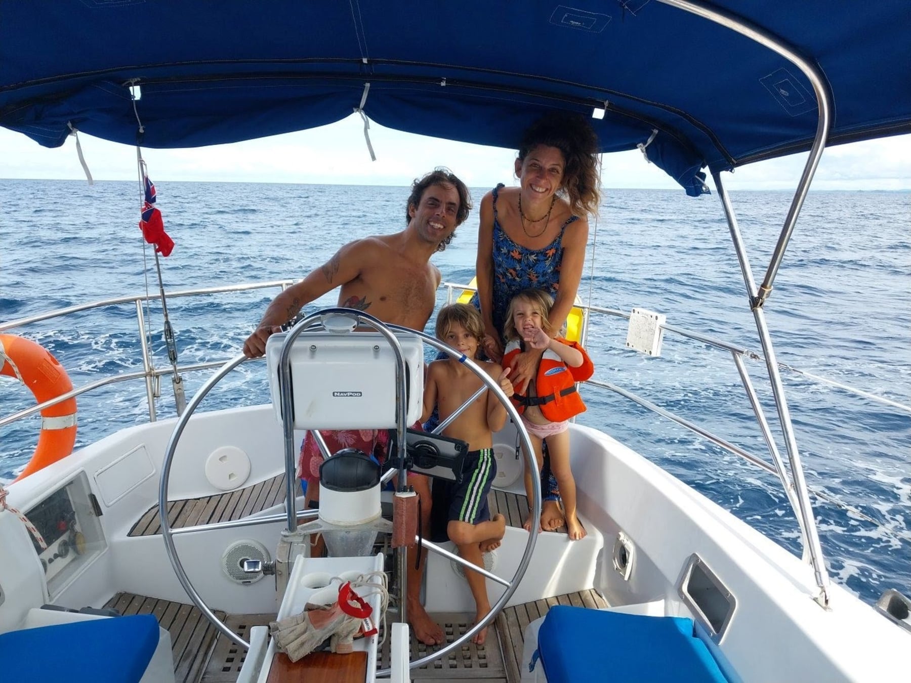 Dos argentinos, unaApplicable velero y una vida nueva en la Polinesia Francesa