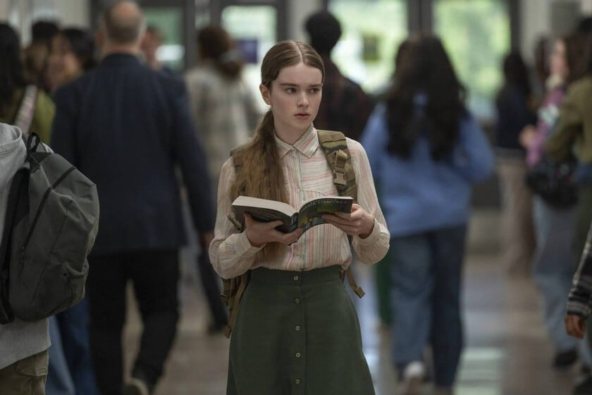 La nueva "Carrie" lee para liberarse: cómo la serie esconde a King detrás de cada libro prohibido