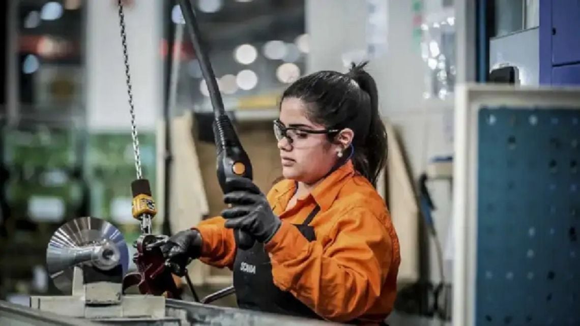 La economía volvió a estancarse en agosto y dejó al desnudo la fragilidad del mercado interno