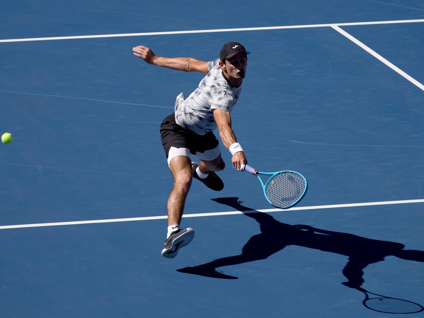 Navone se sacó de encima a Cerúndolo en un tie-break para el infarto y va por Griekspoor en Bruselas