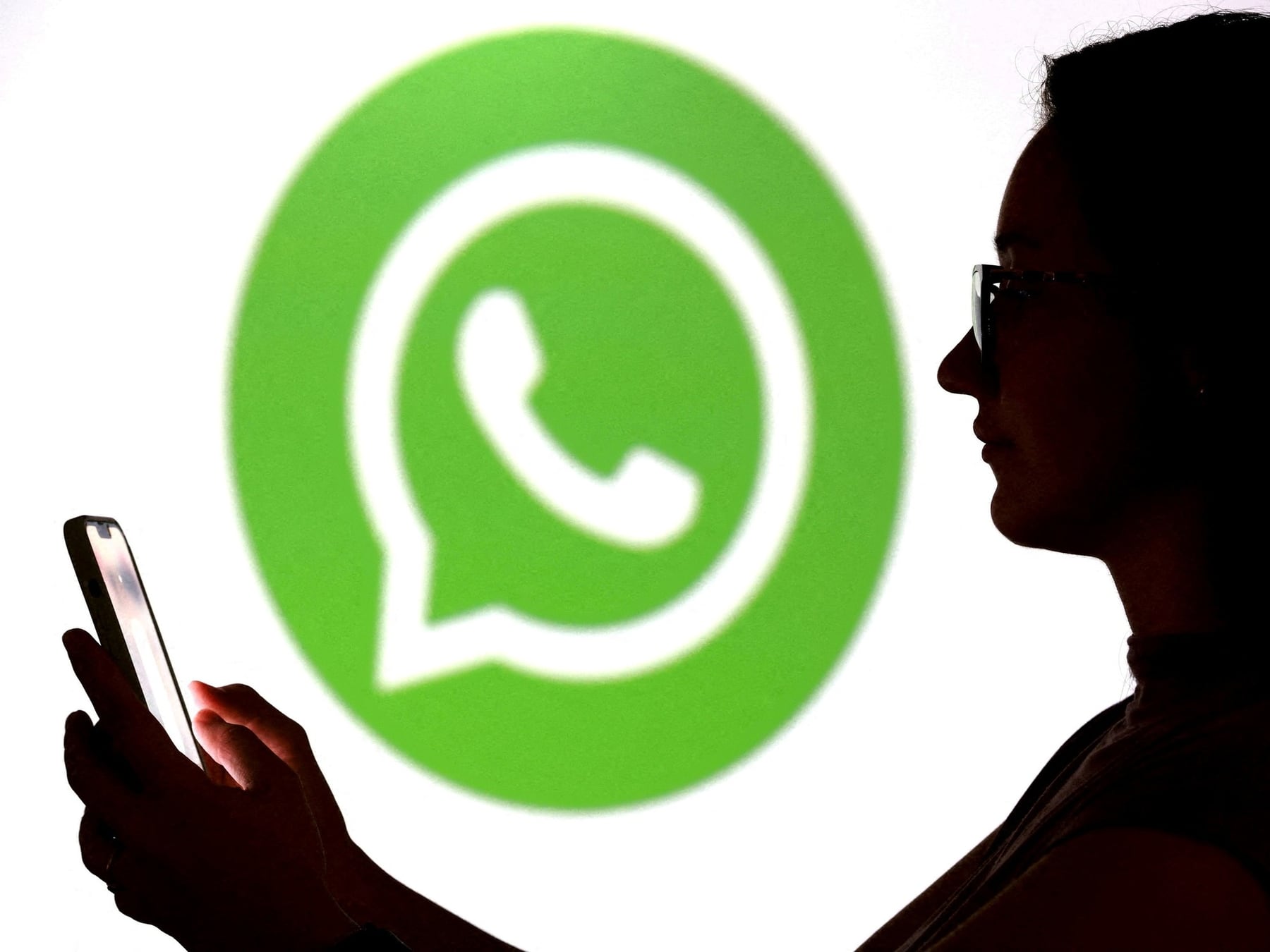 WhatsApp en cuatro pantallas a la vez: comodidad con letra chica