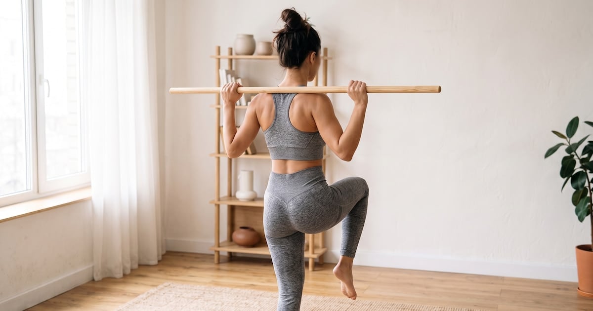 Tres movimientos con palo de escoba para entrenar el core en casa