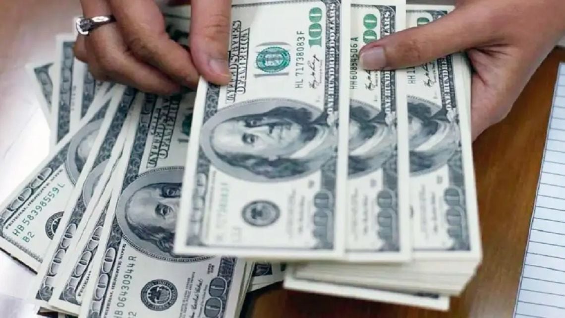 El dólar oficial marcó un nuevo máximo y redujo la brecha con el blue al 2,5%