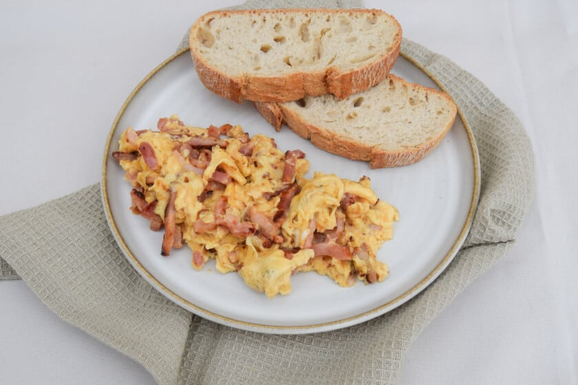 El secreto para unos huevos revueltos con bacon cremosos y sin apuramiento