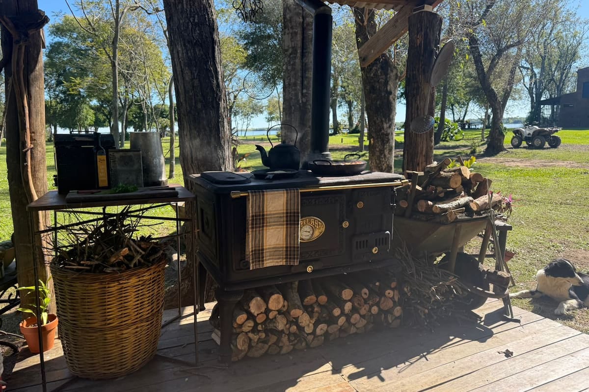 Una fábrica de Tres Arroyos mantiene viva la tradición de las cocinas a leña