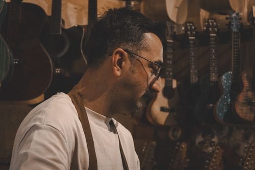 Neuquén: un luthier conserva la tradición de los instrumentos de cuerda latinoamericanos